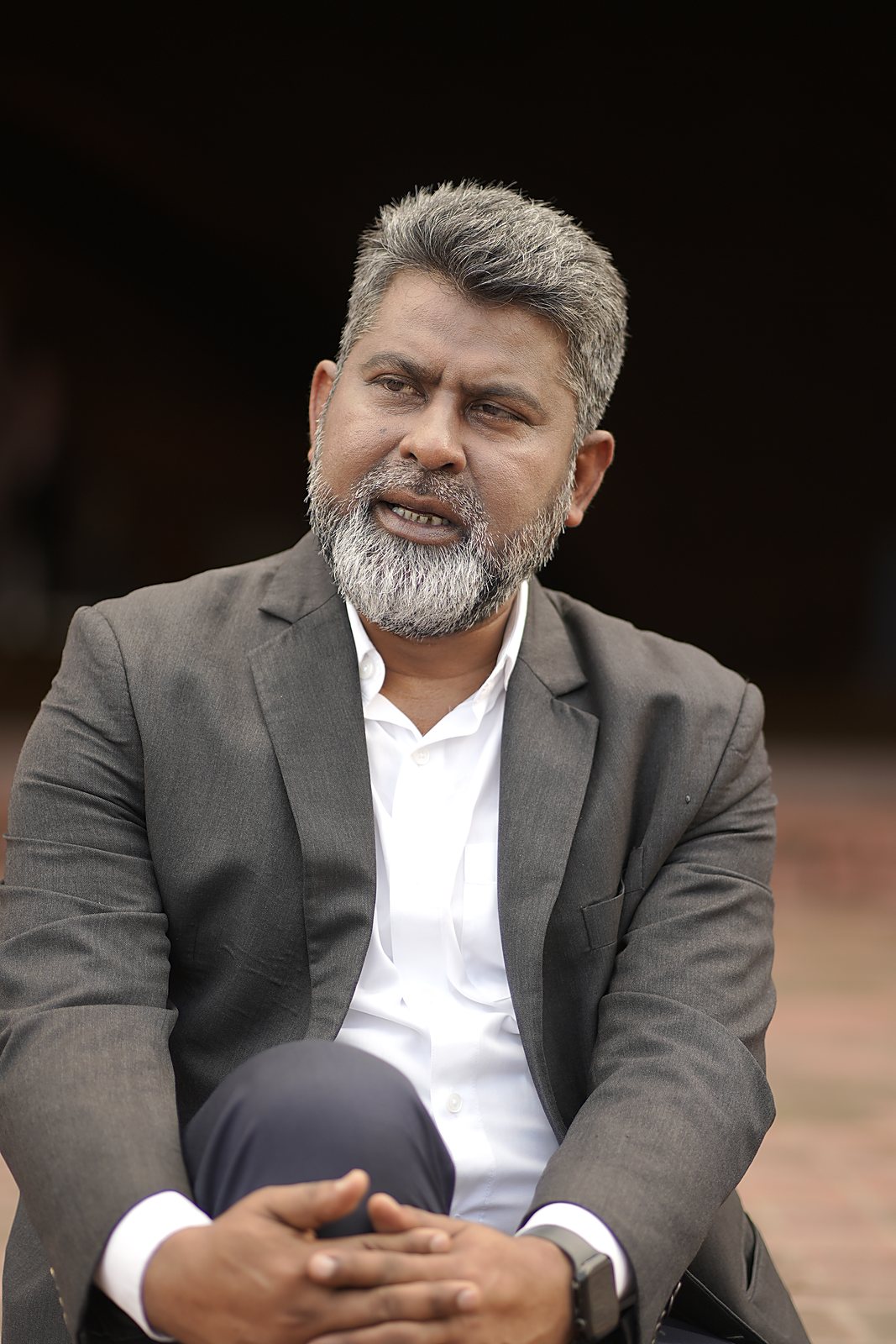 ছবি: স্যুট পরে বসে আলোচনা করছেন মো. ফজলে হুদা